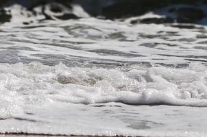 mare schiuma. spruzzo acqua foto