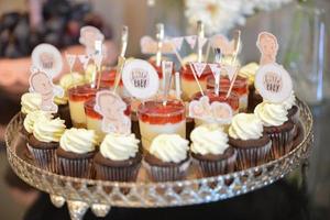 delizioso dolci disposte su il tavolo per eventi ricezione foto