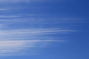 cielo azzurro e nuvole bianche foto