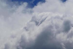 tempestoso tempo metereologico e buio nuvole foto