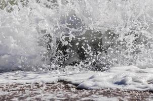 mare schiuma. spruzzo acqua foto