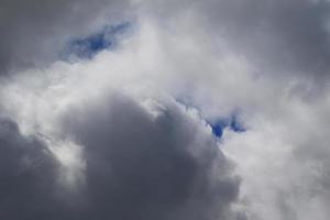 tempestoso tempo metereologico e buio nuvole foto