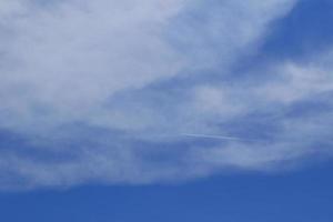 cielo azzurro e nuvole bianche foto