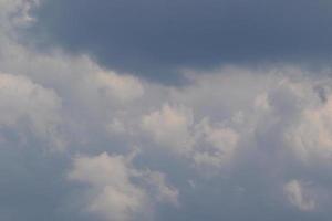 tempestoso tempo metereologico e buio nuvole foto