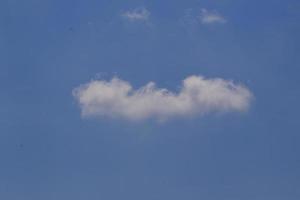 cielo azzurro e nuvole bianche foto