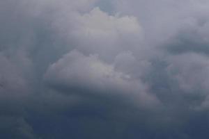 tempestoso tempo metereologico e buio nuvole foto