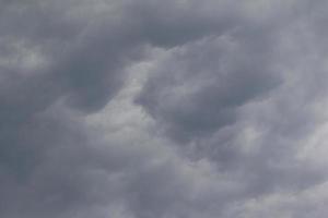 tempestoso tempo metereologico e buio nuvole foto