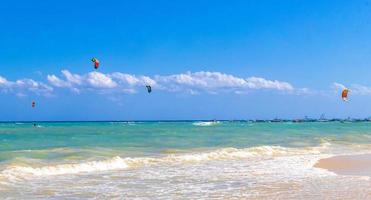 sport acquatici come kitesurf kiteboarding wakeboard playa del carmen messico. foto