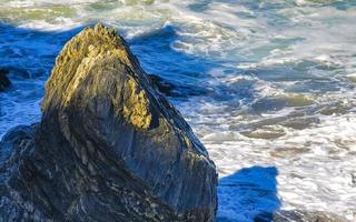 bellissimo rocce scogliere surfer onde a spiaggia puerto escondido Messico. foto