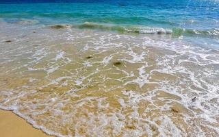 onde a tropicale spiaggia caraibico mare chiaro turchese acqua Messico. foto