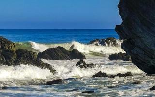 bellissimo rocce scogliere surfer onde a spiaggia puerto escondido Messico. foto