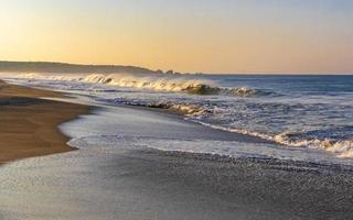 estremamente enorme grande surfer onde spiaggia la punta zicatela Messico. foto