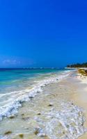 tropicale caraibico spiaggia chiaro turchese acqua playa del Carmen Messico. foto