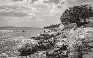 meraviglioso turchese e roccioso spiaggia e lungomare novità vinodolski Croazia. foto