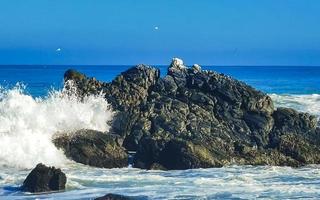 bellissimo rocce scogliere surfer onde a spiaggia puerto escondido Messico. foto