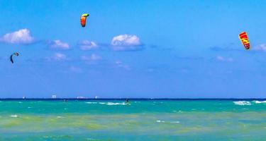 sport acquatici come kitesurf kiteboarding wakeboard playa del carmen messico. foto