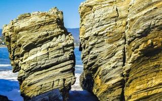 bellissimo rocce scogliere surfer onde a spiaggia puerto escondido Messico. foto