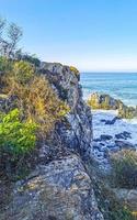 bellissimo rocce scogliere surfer onde a spiaggia puerto escondido Messico. foto