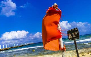 rosso bandiera nuoto Proibito alto onde playa del Carmen Messico. foto