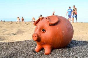 porcellino banca nel il sabbia foto