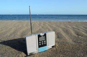 Radio su il spiaggia foto