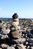 impilati rocce su il spiaggia foto