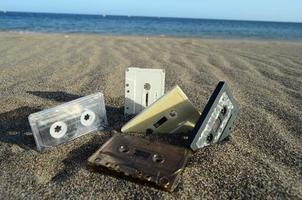 vecchio casette nastri su il spiaggia foto