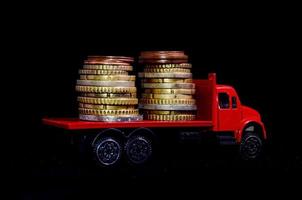 giocattolo camion con i soldi su nero sfondo foto