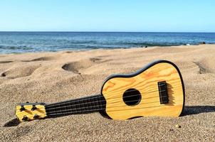 ukulele nel il sabbia foto