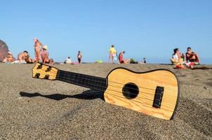 ukulele nel il sabbia foto