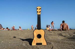 ukulele nel il sabbia foto