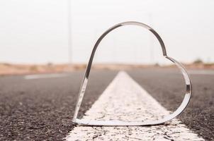 metallo cuore su il strada foto