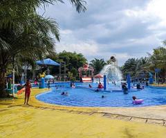 nuoto piscina turista individuare per vacanze con famiglia foto