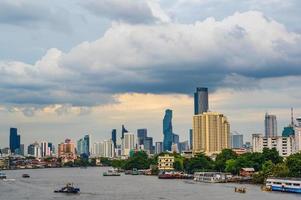 bangkok paesaggio urbano con bellissimo tramonto e Chaophraya fiume.bangkok è il capitale e maggior parte popoloso città di Tailandia foto