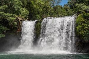 Klong chao cascata su KOH buono isola trat thailandia.koh bene, anche conosciuto come ko ciao, è un isola nel il golfo di Tailandia foto