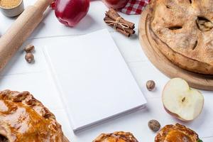 vuoto cucinando libro copertina modello con Mela torta, carne torta e di stagione frutta foto