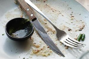 piatto vuoto dopo aver mangiato sul tavolo foto