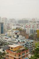 vista dall'alto degli edifici residenziali e finanziari della città di Dhaka a giornata di sole foto