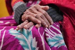 stretta di mano di una persona anziana foto