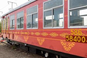 Visualizza di giocattolo treno allenatore a partire dal il mezzo di ferrovia traccia durante giorno vicino calca ferrovia stazione nel India, giocattolo treno allenatore Visualizza, indiano ferrovia giunzione, pesante industria foto