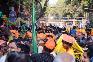 nuovo delhi, India - gennaio 16 2023 - migliaia di persone raccolto durante primo ministro narendra modi bjp strada mostrare, persone durante pm modi grande elezione rally nel il capitale foto