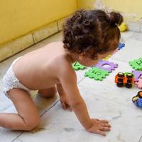 carino poco ragazzo shivaay sapra a casa balcone durante estate volta, dolce poco ragazzo servizio fotografico durante giorno luce, poco ragazzo godendo a casa durante foto sparare