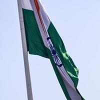 sventolando la bandiera indiana, bandiera dell'india, bandiera indiana che svolazza in alto a connaught place con orgoglio nel cielo blu, bandiera indiana, har ghar tiranga, sventolando la bandiera indiana foto