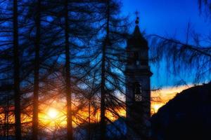 montagna Chiesa a tramonto foto