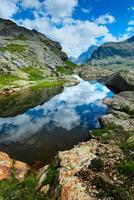 piccolo lago di alta montagna con trasparenti foto