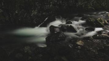 acqua fra il pietre nel un' piccolo valle bene arte Immagine foto