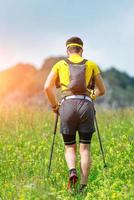 nordico a piedi nel il montagna prati foto