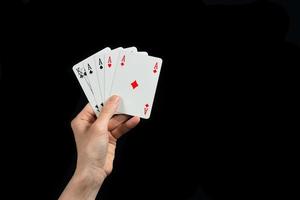 poker di assi nel mano isolato su nero sfondo foto