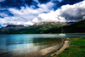 solitario barca nel un alpino lago nel il svizzero Alpi foto