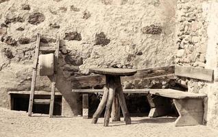 antico tavolo e di legno panchina al di fuori un' angolo Casa foto